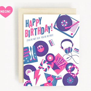 Fijne verjaardag! Je bent niet oud. Jij bent retro! - Neon verjaardag woordspeling, vinylplatenspeler, walkman, cassettes, tapes, muziekliefhebber, festival