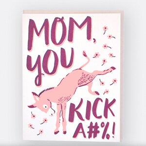 NEON Mom You Kick Ass - Juego de palabras sobre burros - Tarjeta del Día de la Madre - Tarjeta para cualquier día - Gracias mamá, eres increíble, la mejor mamá del mundo, agradecimiento abstracto simple