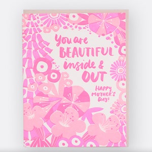 NEON Vous êtes belle à l'intérieur comme à l'extérieur - Joyeuse fête des mères ! Carte de jeu de mots amusante avec belle présentation de fleurs - Meilleure maman de tous les temps, flore, faune, jardin