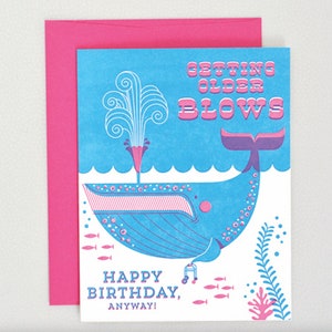 Invecchiare fa schifo - Buon compleanno comunque! Biglietto di auguri di compleanno con gioco di parole sulla balena, vita marina, vita da spiaggia
