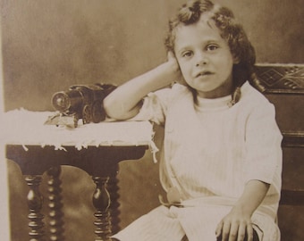 1914 Prueba de postal de 6 años, 8 meses de edad niña exasperada