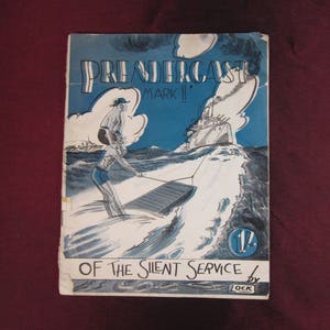 Könnte beinhalten: Ein Vintage-Buchcover mit blauem Hintergrund und einer Schwarzweißillustration einer Person, die Wasserski hinter einem Boot fährt. Der Titel des Buches lautet "Priendircasi Mark II" und der Untertitel lautet "Of the Silent Service by Ock".