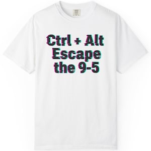 Könnte beinhalten: Weißes T-Shirt mit dem Text "Ctrl + Alt Escape the 9-5" in Schwarz mit einem Glitch-Effekt. Das Shirt hat einen Rundhalsausschnitt und kurze Ärmel. Der Text ist fett und ohne Serifen.
