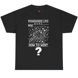 Puede incluir: Camiseta negra con texto y gráficos blancos. El texto dice "PROGRAMMER LIFE: 0, 1, 0, 1... NOW: ? HOW TO WIN?" con un signo de interrogación. La camiseta presenta un diseño de código binario y símbolos.
