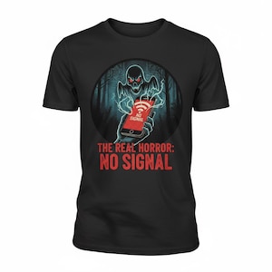 Könnte beinhalten: Schwarzes T-Shirt mit einem gruseligen Geisterdesign, das ein rotes Smartphone mit einem "No Signal"-Symbol hält. Der Text "The Real Horror: No Signal" ist rot gedruckt. Das Design befindet sich vor einem dunklen Waldhintergrund.