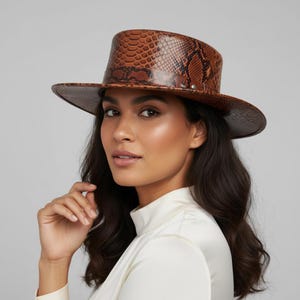 Handgemachter brauner Cowboyhut aus Schlangenleder im exotischen Westernstil für Männer und Frauen