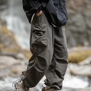 Men's Baggy Cargo Pants | Loose Straight Wide-Leg Trousers | Streetwear Outdoor Urban Fashion
.
A pair of men's loose-fit baggy cargo pants with wide legs and multiple pockets, designed for urban streetwear, outdoor casual outfits, and relaxed modern fashion.