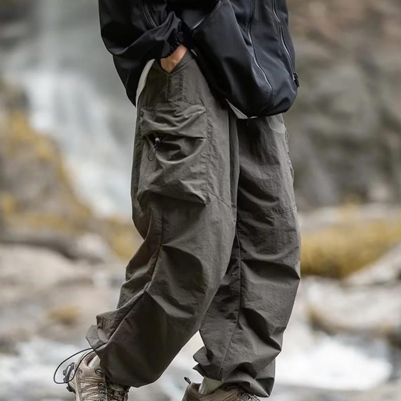 Men's Baggy Cargo Pants | Loose Straight Wide-Leg Trousers | Streetwear Outdoor Urban Fashion
.
A pair of men's loose-fit baggy cargo pants with wide legs and multiple pockets, designed for urban streetwear, outdoor casual outfits, and relaxed modern fashion.