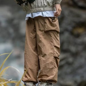 Men's Baggy Cargo Pants | Loose Straight Wide-Leg Trousers | Streetwear Outdoor Urban Fashion
.
A pair of men's loose-fit baggy cargo pants with wide legs and multiple pockets, designed for urban streetwear, outdoor casual outfits, and relaxed modern fashion.