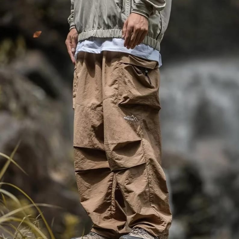 Men's Baggy Cargo Pants | Loose Straight Wide-Leg Trousers | Streetwear Outdoor Urban Fashion
.
A pair of men's loose-fit baggy cargo pants with wide legs and multiple pockets, designed for urban streetwear, outdoor casual outfits, and relaxed modern fashion.