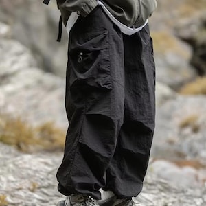 Men's Baggy Cargo Pants | Loose Straight Wide-Leg Trousers | Streetwear Outdoor Urban Fashion
.
A pair of men's loose-fit baggy cargo pants with wide legs and multiple pockets, designed for urban streetwear, outdoor casual outfits, and relaxed modern fashion.
