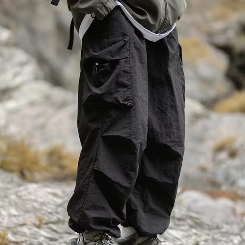 Men's Baggy Cargo Pants | Loose Straight Wide-Leg Trousers | Streetwear Outdoor Urban Fashion
.
A pair of men's loose-fit baggy cargo pants with wide legs and multiple pockets, designed for urban streetwear, outdoor casual outfits, and relaxed modern fashion.