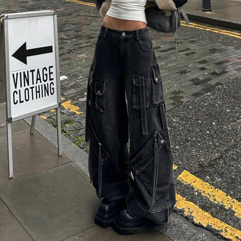 Women's Baggy Cargo Pants | Oversized Loose Washed Denim Jeans | Streetwear Punk Y2k Fashion
.
Women's oversized baggy denim cargo pants with wide-leg fit, zipper details, and multiple pockets — styled for punk and Y2K streetwear fashion.