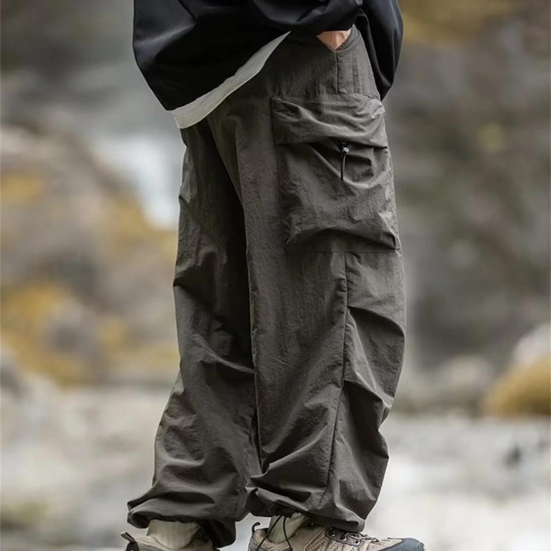 Men's Baggy Cargo Pants | Loose Straight Wide-Leg Trousers | Streetwear Outdoor Urban Fashion
.
A pair of men's loose-fit baggy cargo pants with wide legs and multiple pockets, designed for urban streetwear, outdoor casual outfits, and relaxed modern fashion.