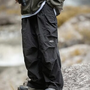 Men's Baggy Cargo Pants | Loose Straight Wide-Leg Trousers | Streetwear Outdoor Urban Fashion
.
A pair of men's loose-fit baggy cargo pants with wide legs and multiple pockets, designed for urban streetwear, outdoor casual outfits, and relaxed modern fashion.