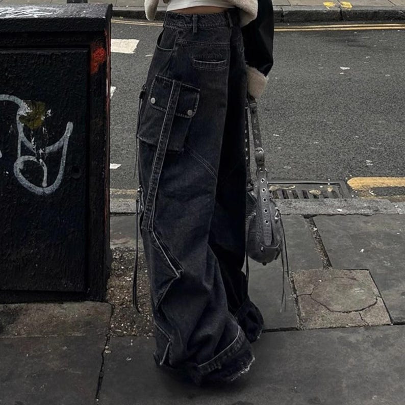 Women's Baggy Cargo Pants | Oversized Loose Washed Denim Jeans | Streetwear Punk Y2k Fashion
.
Women's oversized baggy denim cargo pants with wide-leg fit, zipper details, and multiple pockets — styled for punk and Y2K streetwear fashion.