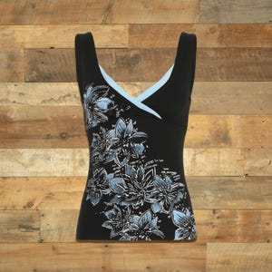 Women's Retro Printed Tops | Sleeveless Gothic Slim V-Neck | Grunge Streetwear Y2k Outfit

Women's sleeveless slim-fit V-neck top with floral print styled in a gothic retro Y2K outfit.
