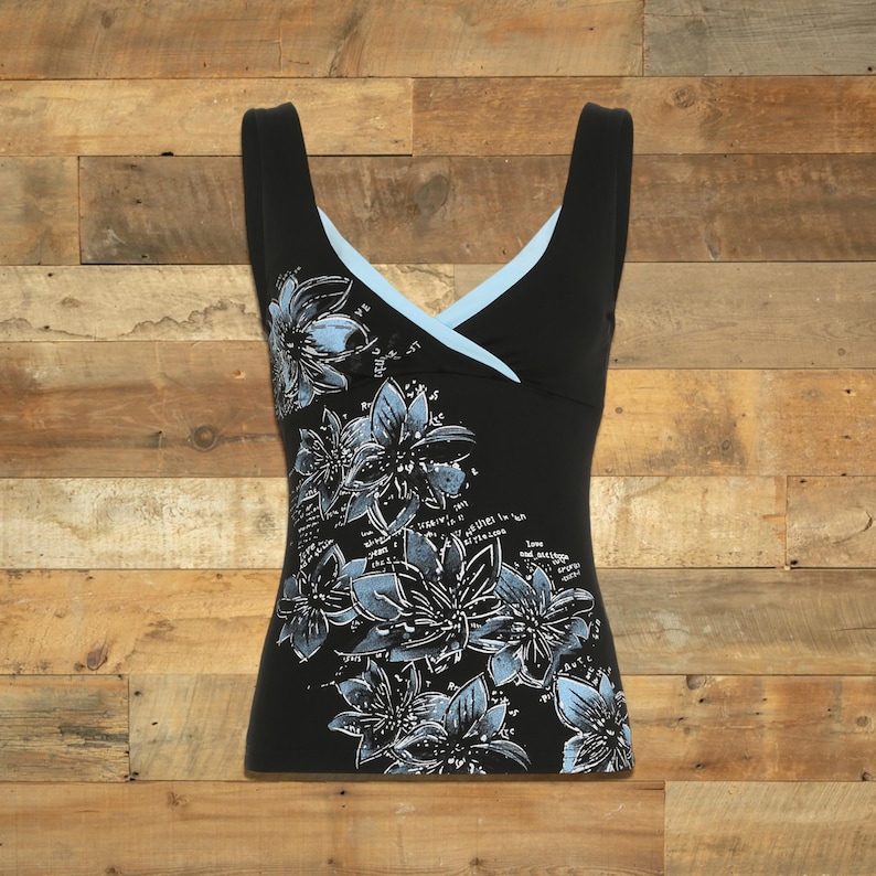 Women's Retro Printed Tops | Sleeveless Gothic Slim V-Neck | Grunge Streetwear Y2k Outfit

Women's sleeveless slim-fit V-neck top with floral print styled in a gothic retro Y2K outfit.