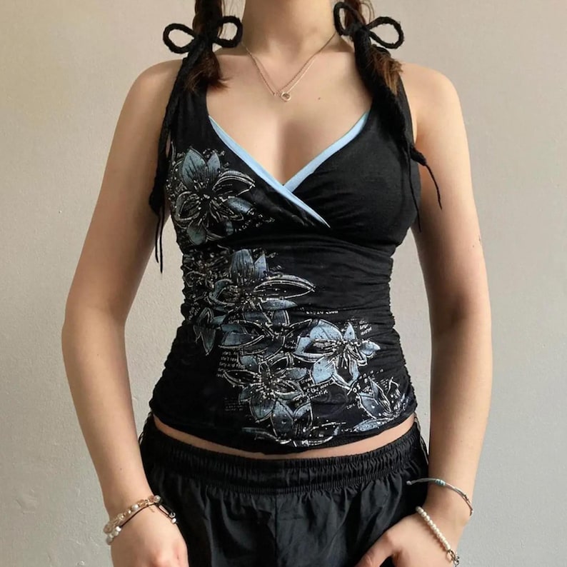 Women's Retro Printed Tops | Sleeveless Gothic Slim V-Neck | Grunge Streetwear Y2k Outfit

Women's sleeveless slim-fit V-neck top with floral print styled in a gothic retro Y2K outfit.