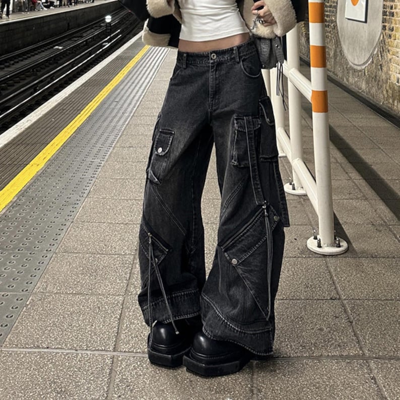 Women's Baggy Cargo Pants | Oversized Loose Washed Denim Jeans | Streetwear Punk Y2k Fashion
.
Women's oversized baggy denim cargo pants with wide-leg fit, zipper details, and multiple pockets — styled for punk and Y2K streetwear fashion.