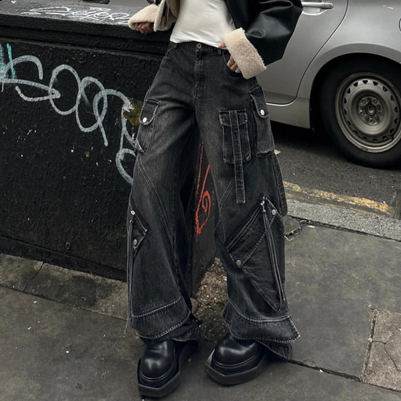 Women's Baggy Cargo Pants | Oversized Loose Washed Denim Jeans | Streetwear Punk Y2k Fashion
.
Women's oversized baggy denim cargo pants with wide-leg fit, zipper details, and multiple pockets — styled for punk and Y2K streetwear fashion.