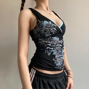 Women's Retro Printed Tops | Sleeveless Gothic Slim V-Neck | Grunge Streetwear Y2k Outfit

Women's sleeveless slim-fit V-neck top with floral print styled in a gothic retro Y2K outfit.