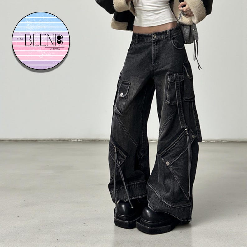 Women's Baggy Cargo Pants | Oversized Loose Washed Denim Jeans | Streetwear Punk Y2k Fashion
.
Women's oversized baggy denim cargo pants with wide-leg fit, zipper details, and multiple pockets — styled for punk and Y2K streetwear fashion.