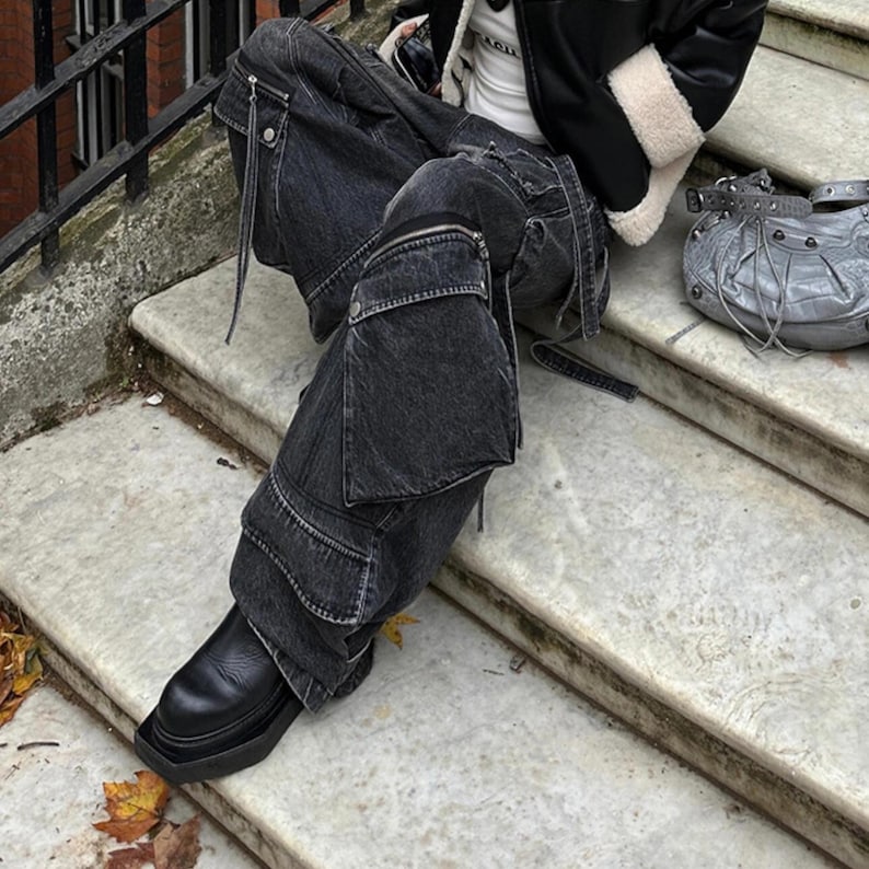 Women's Baggy Cargo Pants | Oversized Loose Washed Denim Jeans | Streetwear Punk Y2k Fashion
.
Women's oversized baggy denim cargo pants with wide-leg fit, zipper details, and multiple pockets — styled for punk and Y2K streetwear fashion.