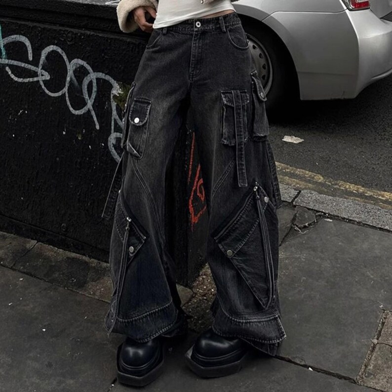 Women's Baggy Cargo Pants | Oversized Loose Washed Denim Jeans | Streetwear Punk Y2k Fashion
.
Women's oversized baggy denim cargo pants with wide-leg fit, zipper details, and multiple pockets — styled for punk and Y2K streetwear fashion.