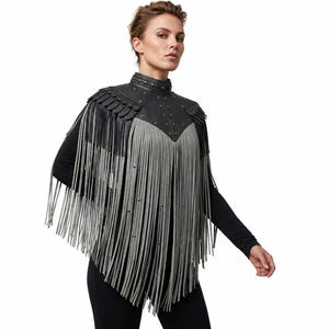 Zwarte leren cape met franjes, western schouderpantser, steampunk gothic kostuum, festivaloutfit, opvallende schouderomslag