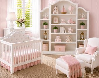 Op de afbeelding: Een kinderkamer met een witte wieg met een roze rok, een witte boekenkast met decoratieve items en een witte fauteuil met een roze kussen. De kamer heeft een roze kleurenschema en een raam met witte gordijnen.