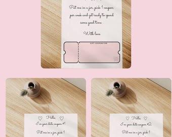 Puede incluir: Cupones de regalo con el texto "Hola, soy tu cupón de regalo" y "Hola, soy tu cupón de cita #1" y "Hola, soy tu cupón de cita #2". Cada cupón tiene un diseño de boleto rosa y un pequeño lazo. Un pequeño artículo decorativo está en la parte superior.