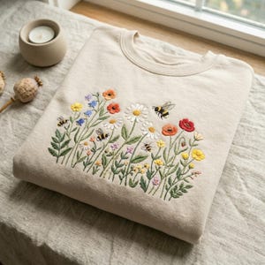 Sweat-shirt brodé personnalisé avec nom et abeille des fleurs sauvages, col rond, motif botanique, pull fleuri, cadeau idéal pour les amoureuses des fleurs et du jardinage, marguerite