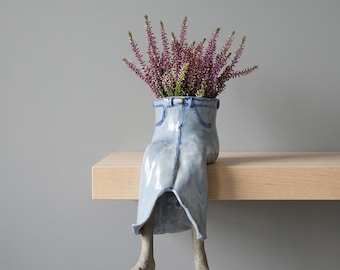 風変わりな脚付きプランター - 多肉植物用の手作りセラミック鉢 - 面白いブルージーンズスカート型フラワーベース - ユニークな新築祝いギフト