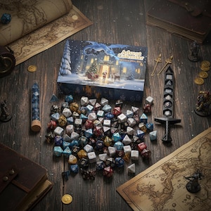 Könnte beinhalten: Ein Adventskalender mit einer Winterszene, umgeben von einer Sammlung farbenfroher, vielseitiger Würfel. Die Würfel liegen auf einer Holzoberfläche, zusammen mit Karten, Münzen und dekorativen Figuren. Ein schwertförmiger Würfelhalter ist ebenfalls vorhanden.