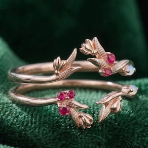 Rubin- und Mondsteinring, roségoldplattiert, offenes Blattmotiv, floraler Ring nach Naturmotiv, rosa Edelsteinring, verstellbarer Ring, Geschenkidee für Sie