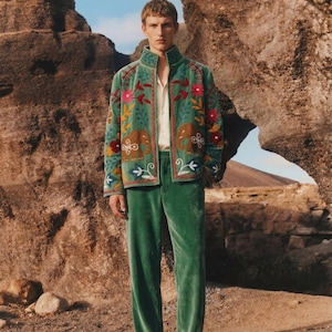 Chaqueta de terciopelo bordada Suzani, abrigo corto estilo boho, chaqueta estilo uzbeko, conjunto hecho a mano para festivales, prenda de abrigo llamativa de inspiración vintage.