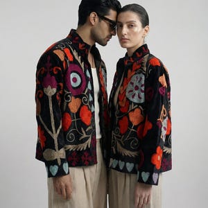 ヴィンテージ スザニ ショートジャケット | ハンドメイド ウズベキスタン刺繍 ボヘミアンコート | ハート柄フローラル フェスティバルジャケット | 職人技が光るアウターウェアギフト