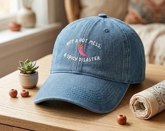 Non un disastro totale Cappello "Disastro Piccante" / Cappellino da papà con peperoncino ricamato