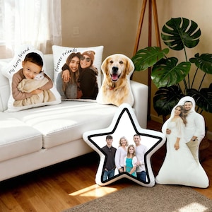 Puede incluir: Una colección de almohadas con formas personalizadas que presentan fotografías. Las almohadas incluyen una almohada en forma de estrella con un retrato familiar, una almohada con forma de perro y almohadas con las frases "My furry friend" y "Forever Friends."