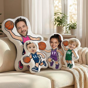 Può includere: Cuscini personalizzati a tema basket con illustrazioni di cartoni animati di persone che tengono palloni da basket. Ogni cuscino ha un design unico con diversi numeri e colori di maglia, tra cui rosa, viola, blu e verde. I cuscini sono su un divano beige.