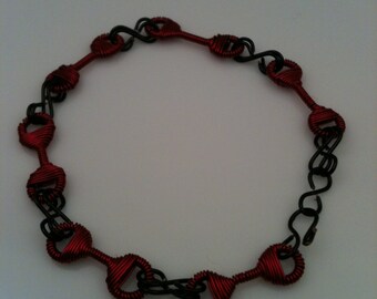 Pulsera de eslabones escarlata y negra