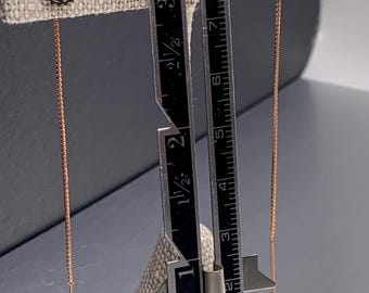 Pendientes de rosca de oro rosa con detalles de engranajes