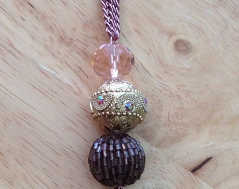 Collar de borlas rosa y oro