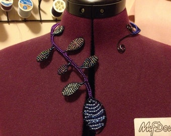 Collar ramificado de colores brillantes con cuentas de cristal relucientes
