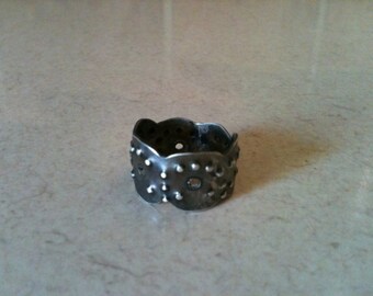 Anillo de plata esterlina con pátina oscura y patrón de punzón de clavo pulido