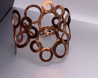 Pulsera de cobre con múltiples anillos envejecidos