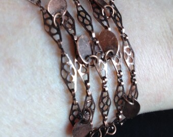 Pulsera de cadena de cobre con etiquetas de cobre.
