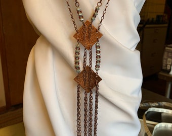 Collar de corbata gris y de cobre