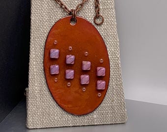 Colgante ovalado esmaltado en color lila y cobre